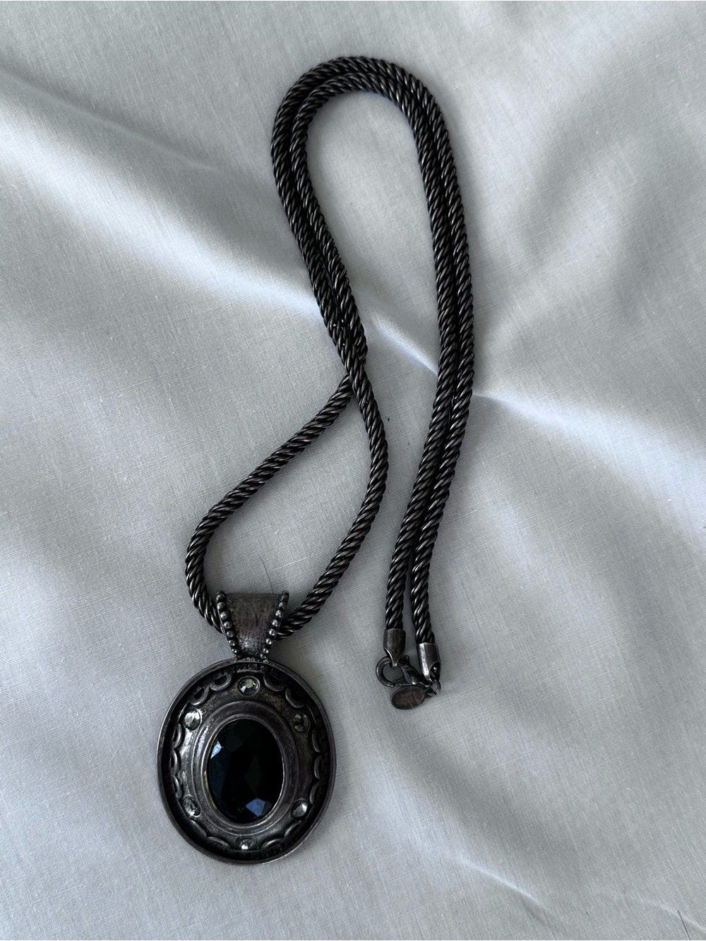 Vintage-Inspired Black Oval Pendant Necklace